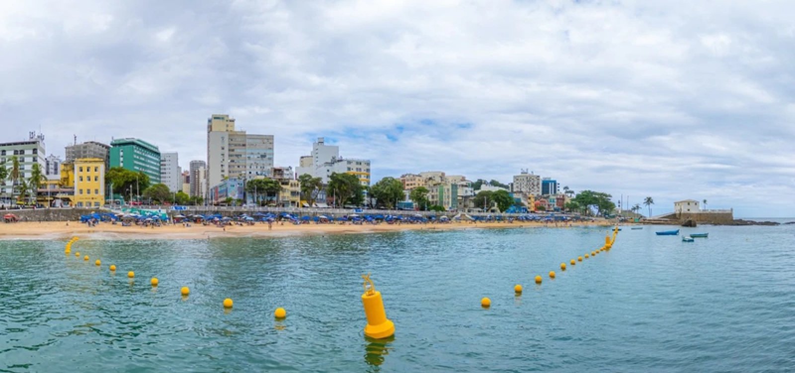 Idoso morre após se afogar na Praia do Porto da Barra, em Salvador