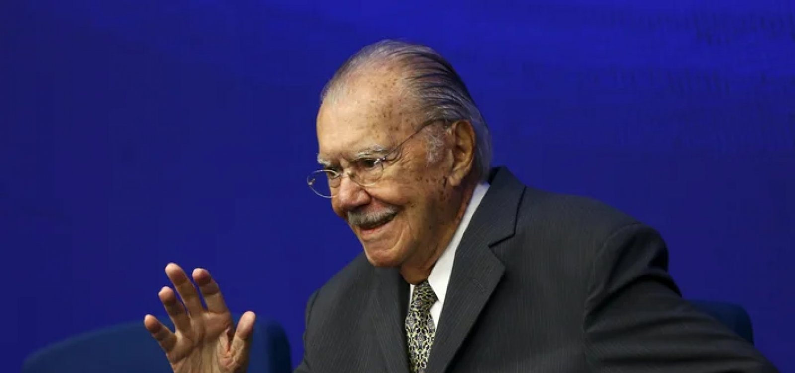 José Sarney recebe alta após nove dias de internação e cirurgia abdominal