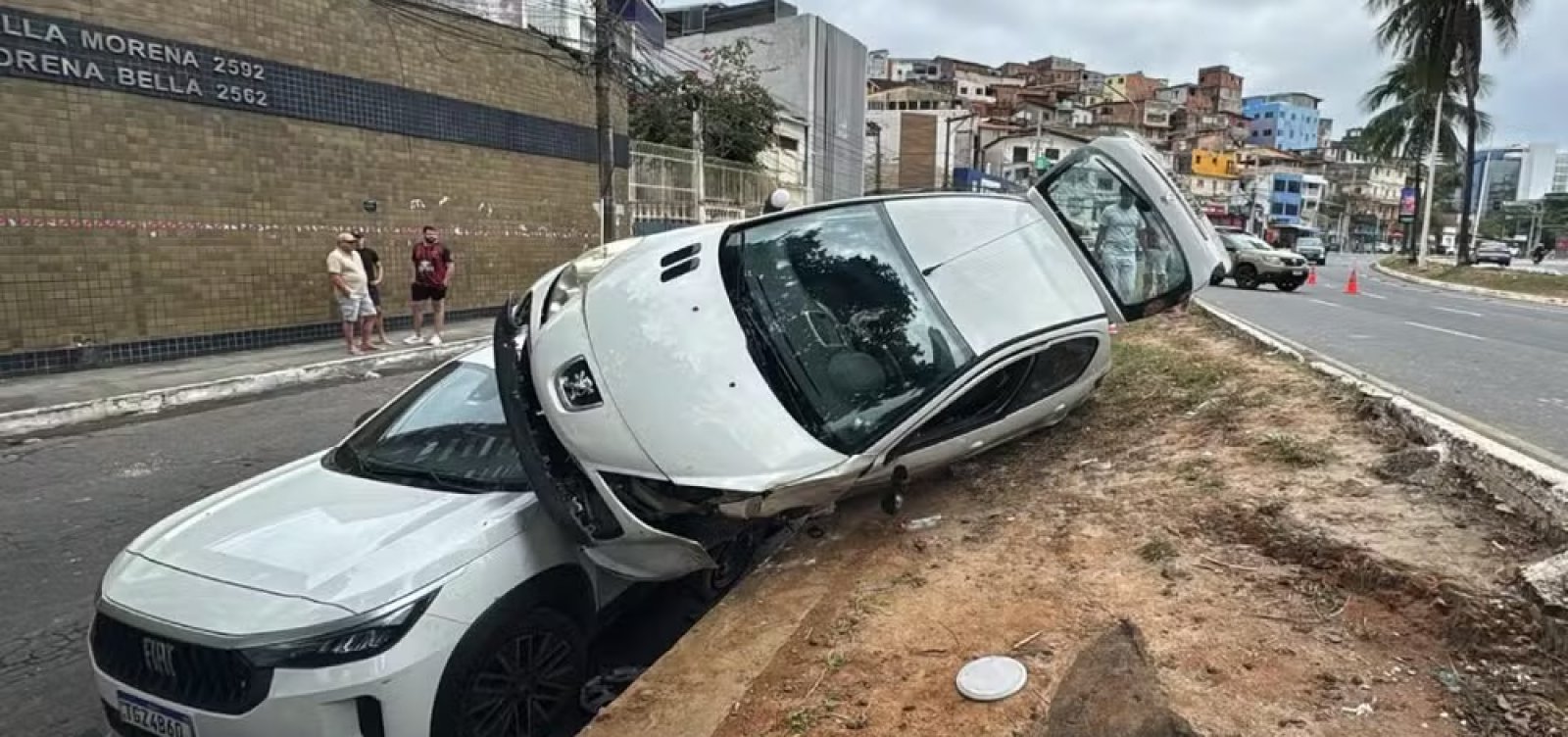 Carro sobe canteiro e fica em cima de dois veículos estacionados em Salvador
