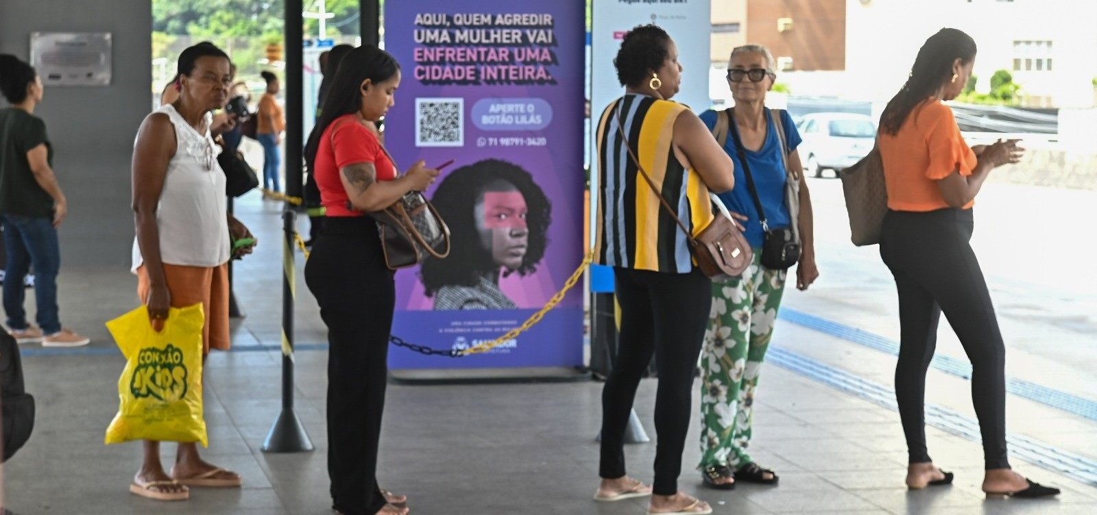 Serviço de atendimento a mulheres vítimas de violência é ampliado para 26 estações do BRT de Salvador