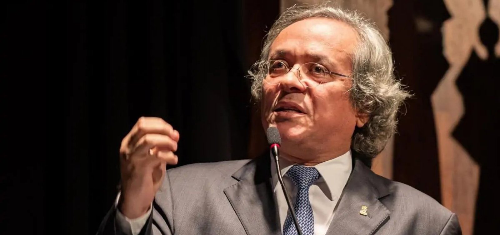 Em resposta a provocação de MK, João Carlos Salles aborda a facilidade com a qual o fascismo atrai as massas e as elites