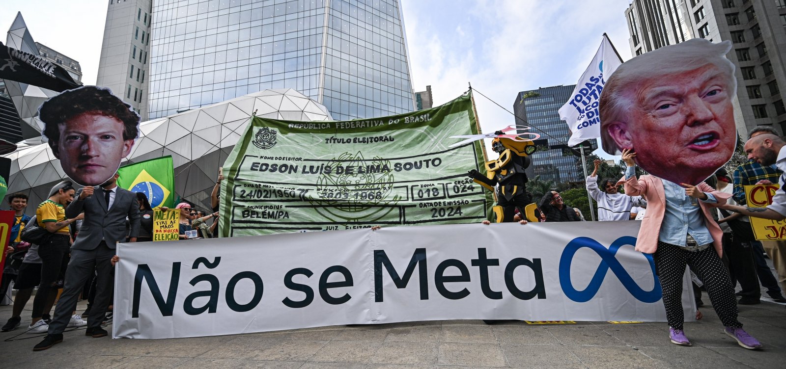 Manifestantes cobram Meta por supostas restrições políticas às vésperas da eleição