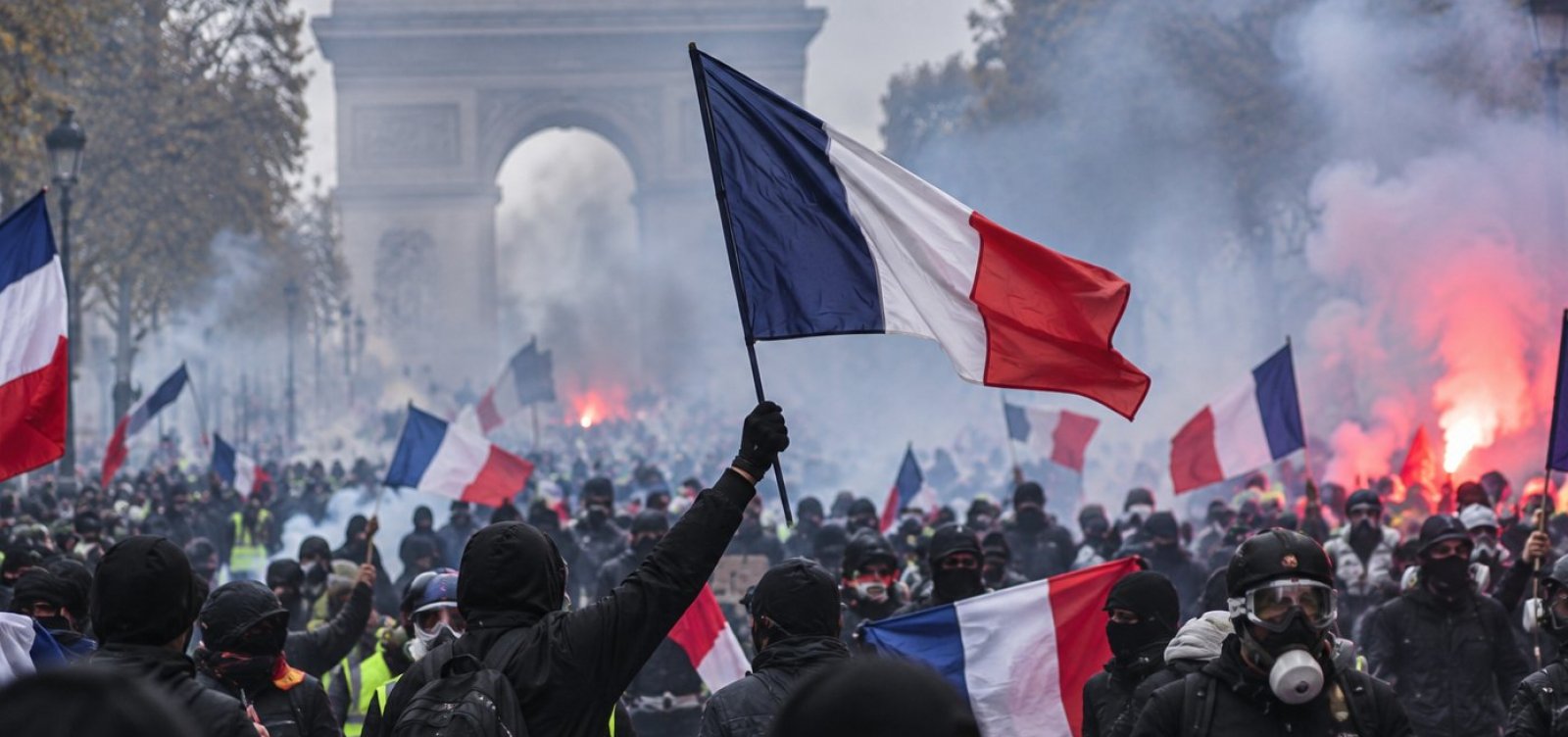 França admite perda de controle frente aos protestos e reconhece falhas