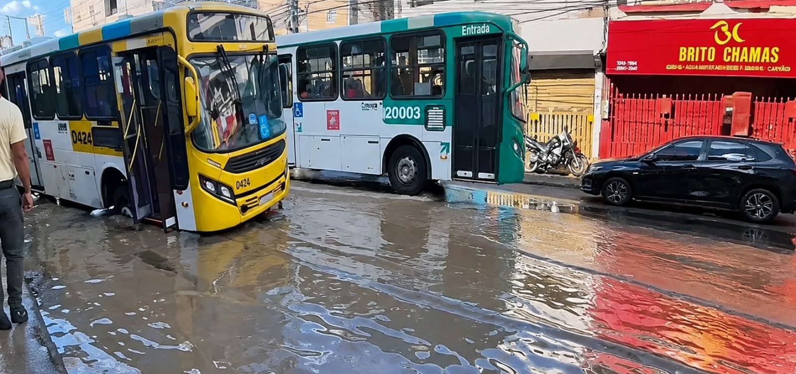 Vazamento de água provoca erosão e ônibus afunda na Avenida San Martin