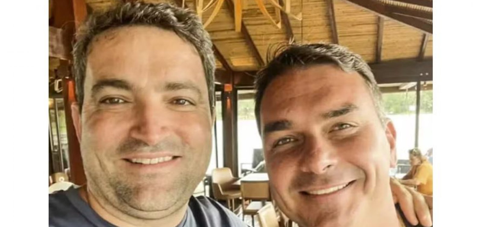 Advogado pede que Richarlison seja impedido de publicar sobre disputa por ilha ligada a Flávio Bolsonaro