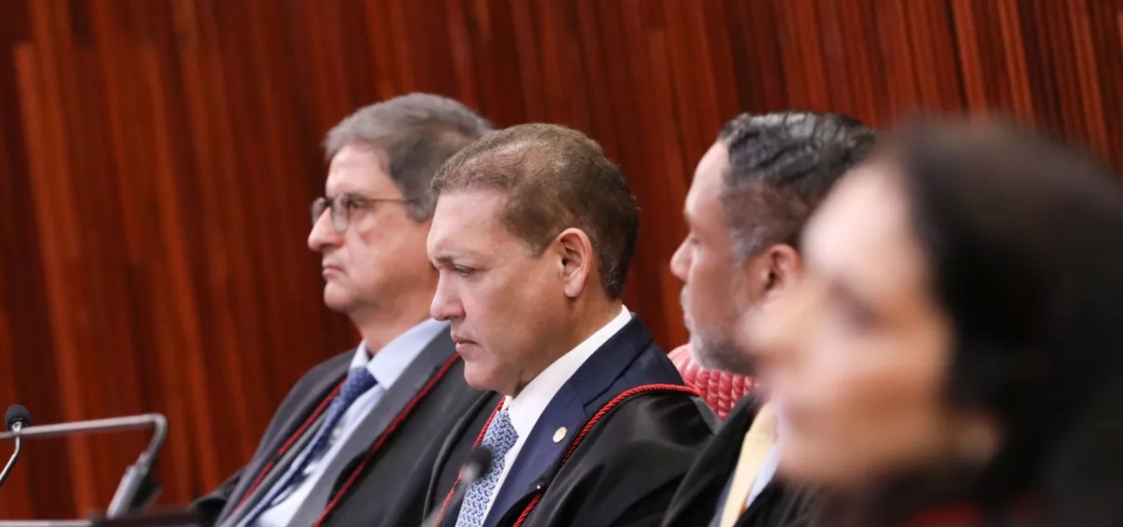 Ministros do TSE discutem restrições a canais políticos de WhatsApp nas vésperas do segundo turno