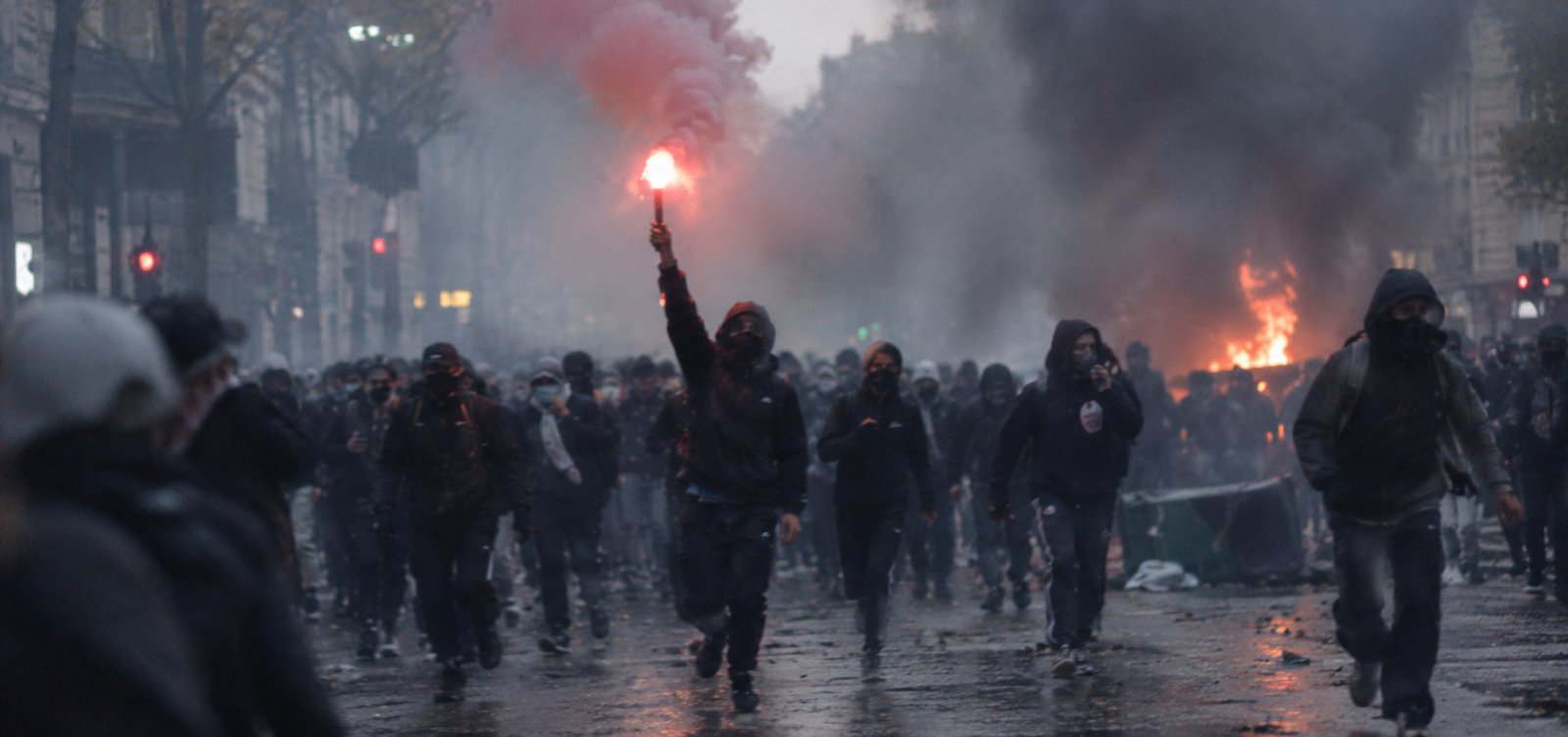 França proíbe manifestações e reforça policiamento em meio à pressão de estudantes