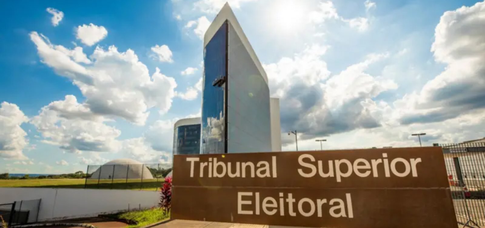TSE dá 24 horas para Meta e X explicarem uso de IA e alcance de conteúdos políticos
