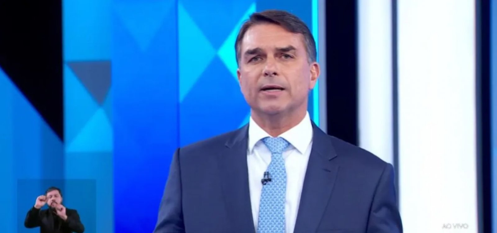 Flávio Bolsonaro comete gafe e confunde nome de mãe de menina morta por tiro de fuzil por PM que ele defende