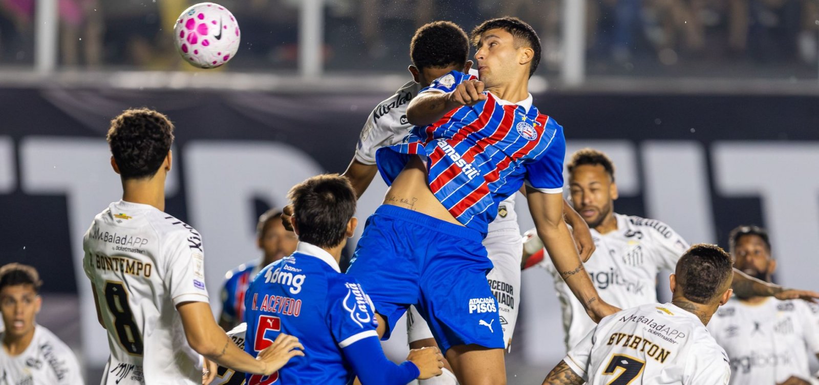 Em jogo de muita chuva, Bahia não aproveita expulsão de Neymar e cede empate ao Santos