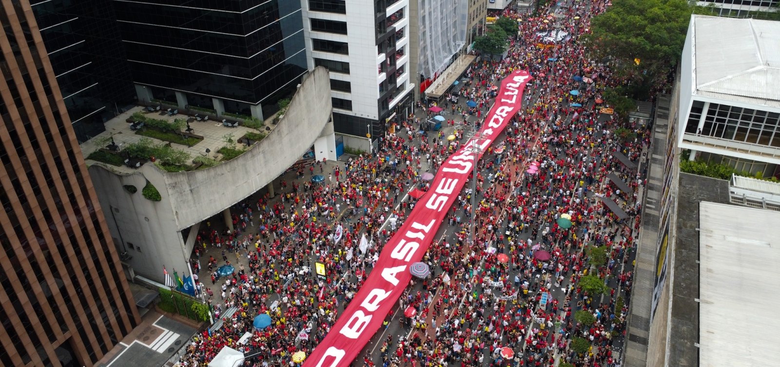 Lula reúne apoiadores na Avenida Paulista em último ato antes do segundo turno
