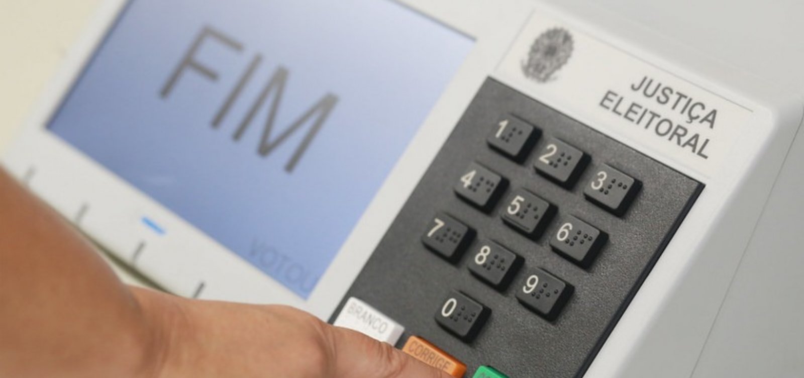 Bahia substitui 130 urnas eletrônicas e registra dez prisões de eleitores