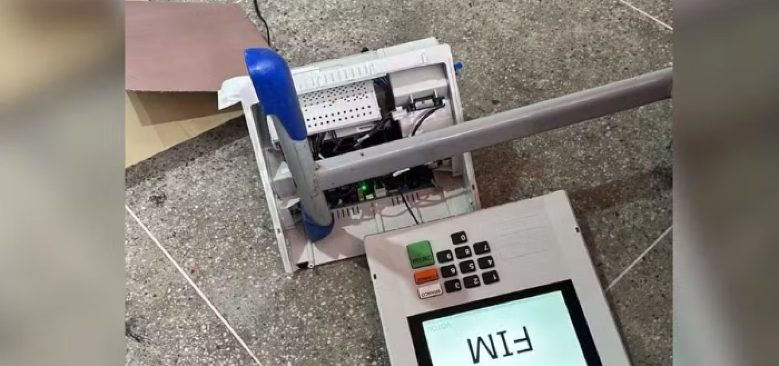 Eleitor arremessa urna eletrônica ao chão e equipamento é substituído em Fortaleza
