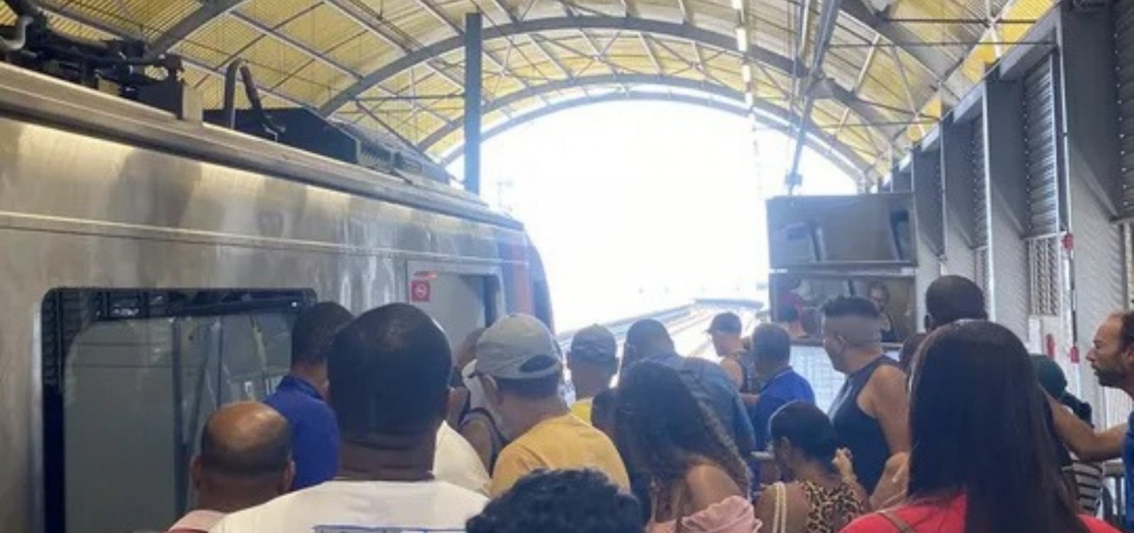 Homem morre após ficar preso entre trem e plataforma do metrô em Salvador