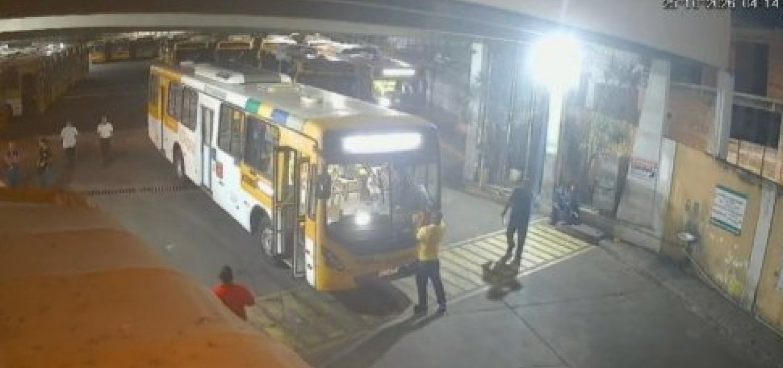 Bruno Reis publica imagens da retirada de adesivos do PT em ônibus de Salvador