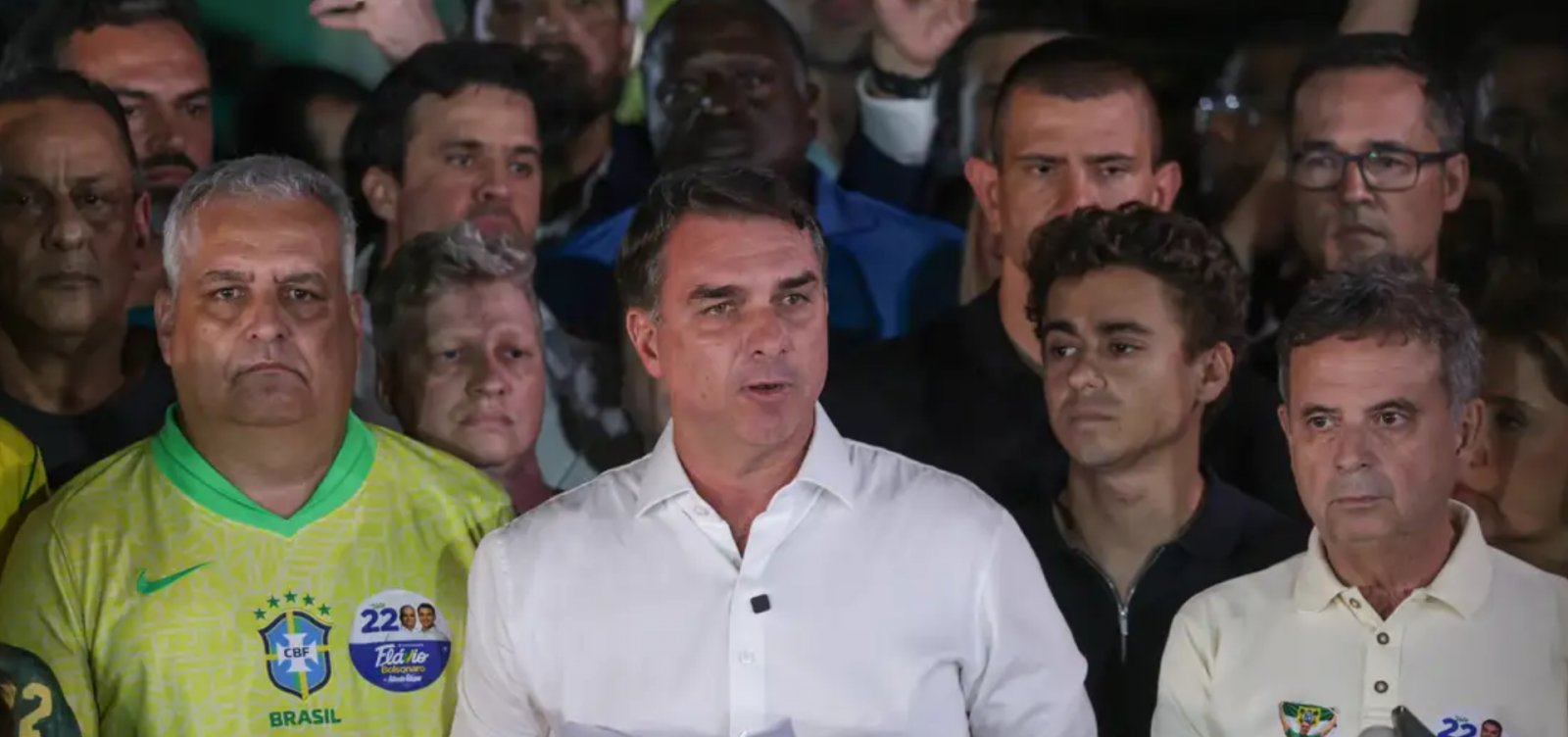 Por determinação de Moraes, PF manda Flávio Bolsonaro entregar passaporte