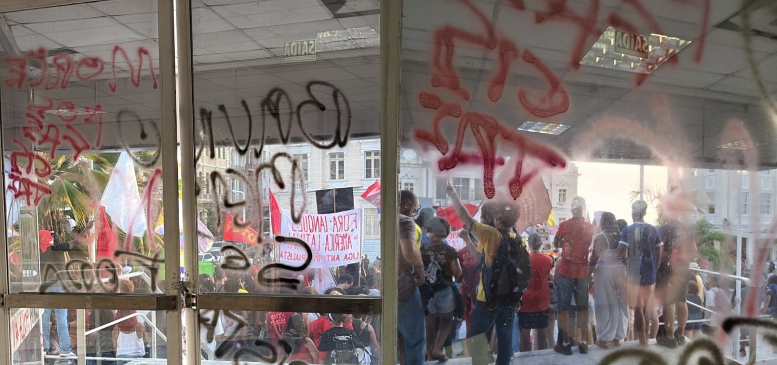  Prefeitura de Salvador suspende expediente após vandalismo em protesto contra Bruno Reis