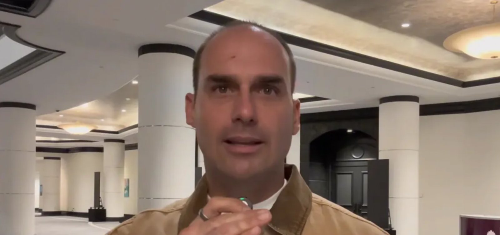 Eduardo Bolsonaro ironiza notícia sobre suposta fuga de Flávio Bolsonaro: "Elon Musk está mandando foguete"