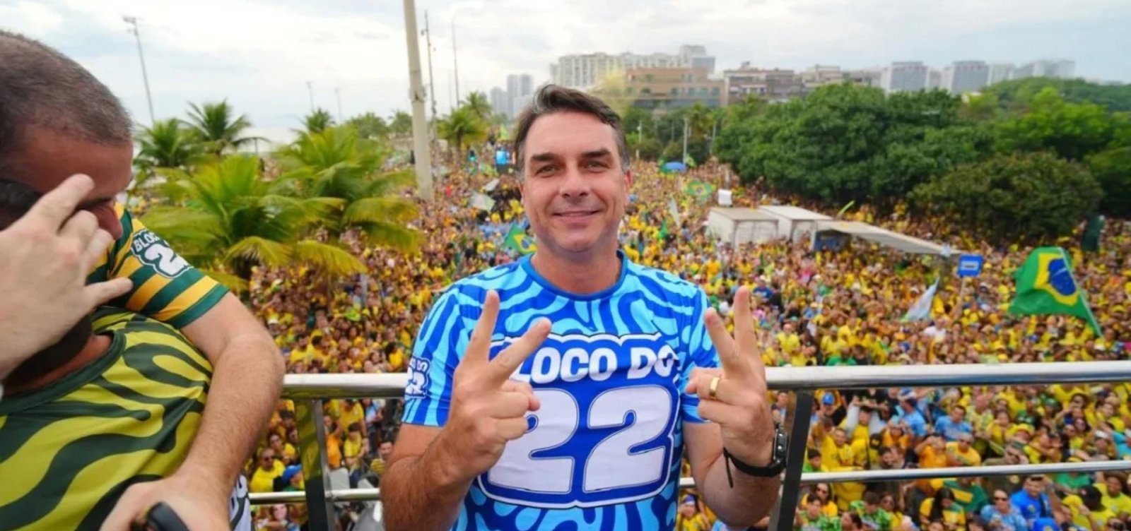 Dino determina que PF investigue suspeita de financiamento estrangeiro à campanha de Flávio Bolsonaro