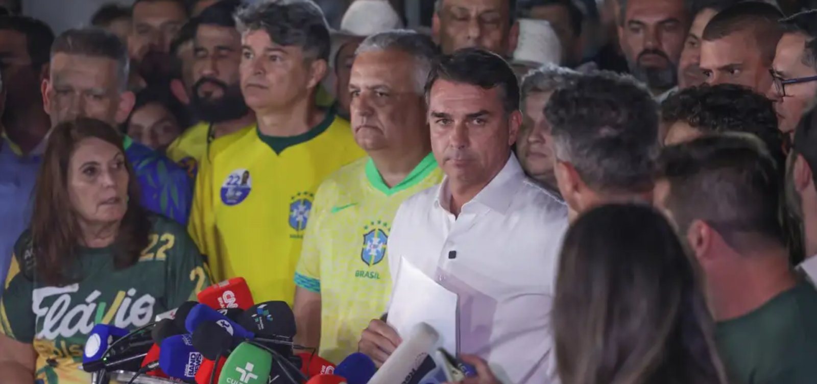 Aeronave que supostamente levaria Flávio Bolsonaro aos EUA permanece parada na Argentina