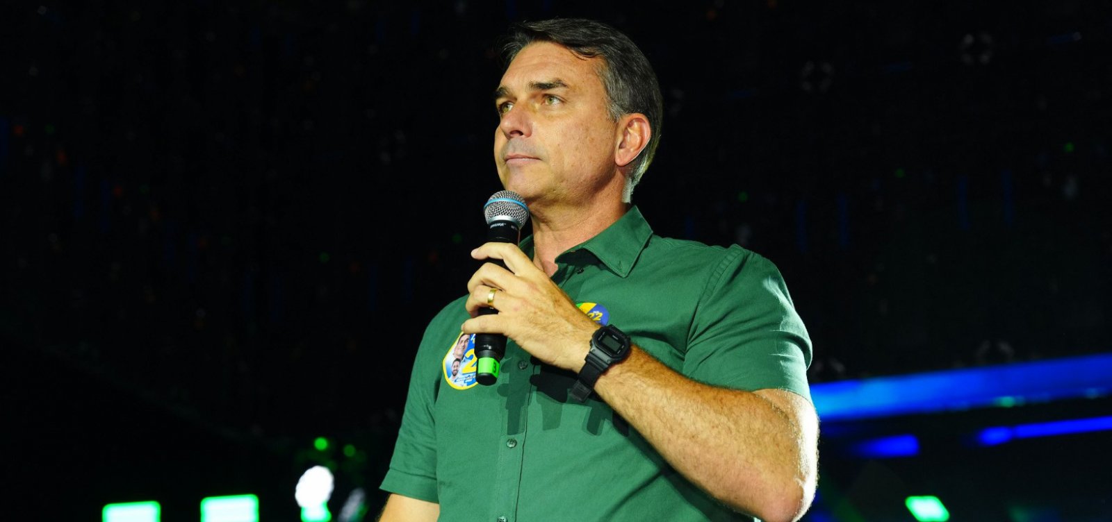 Flávio Bolsonaro deixa o Brasil com esposa e filhas e deve pedir asilo político nos EUA