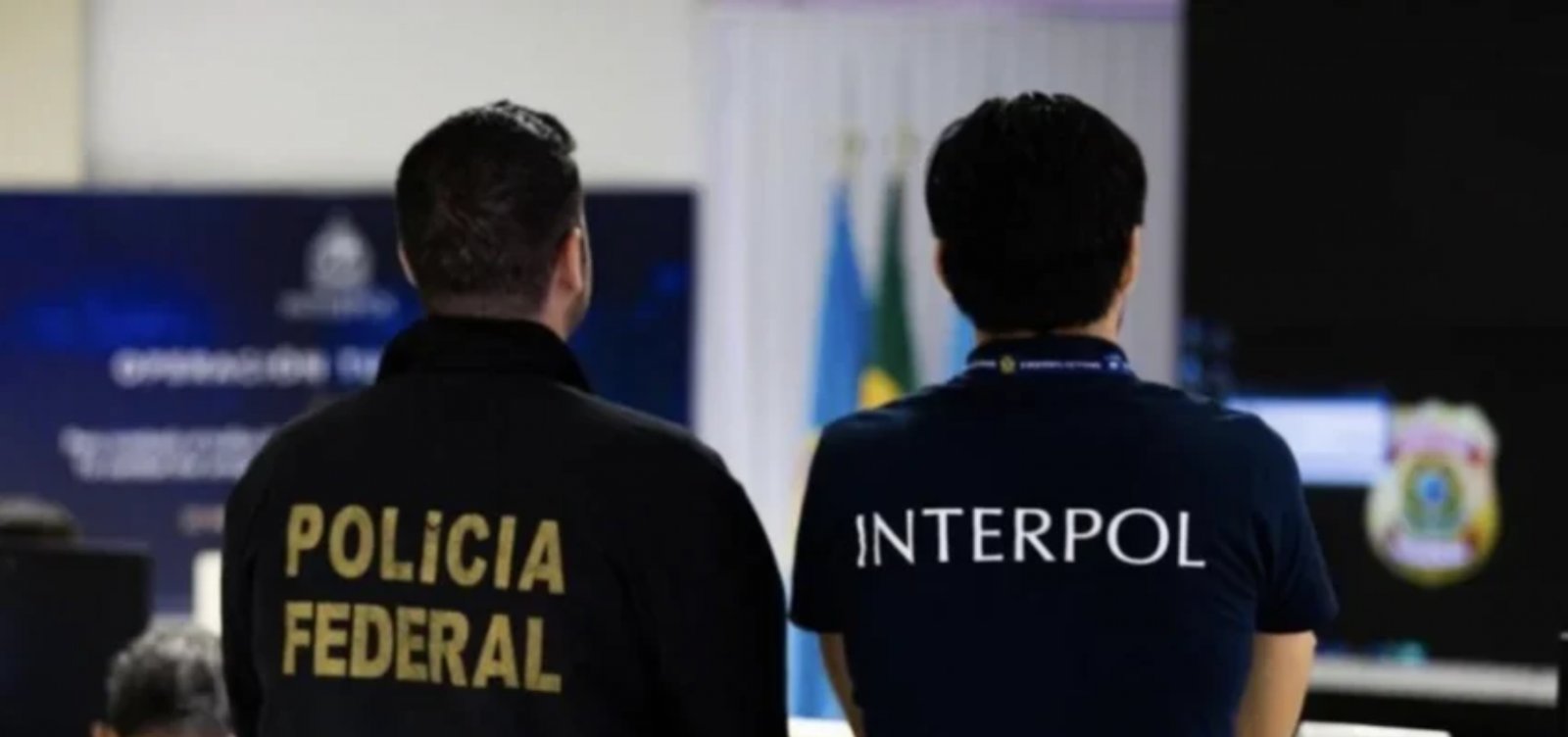 Deputados do PT pedem prisão preventiva de Flávio Bolsonaro e alerta vermelho da Interpol