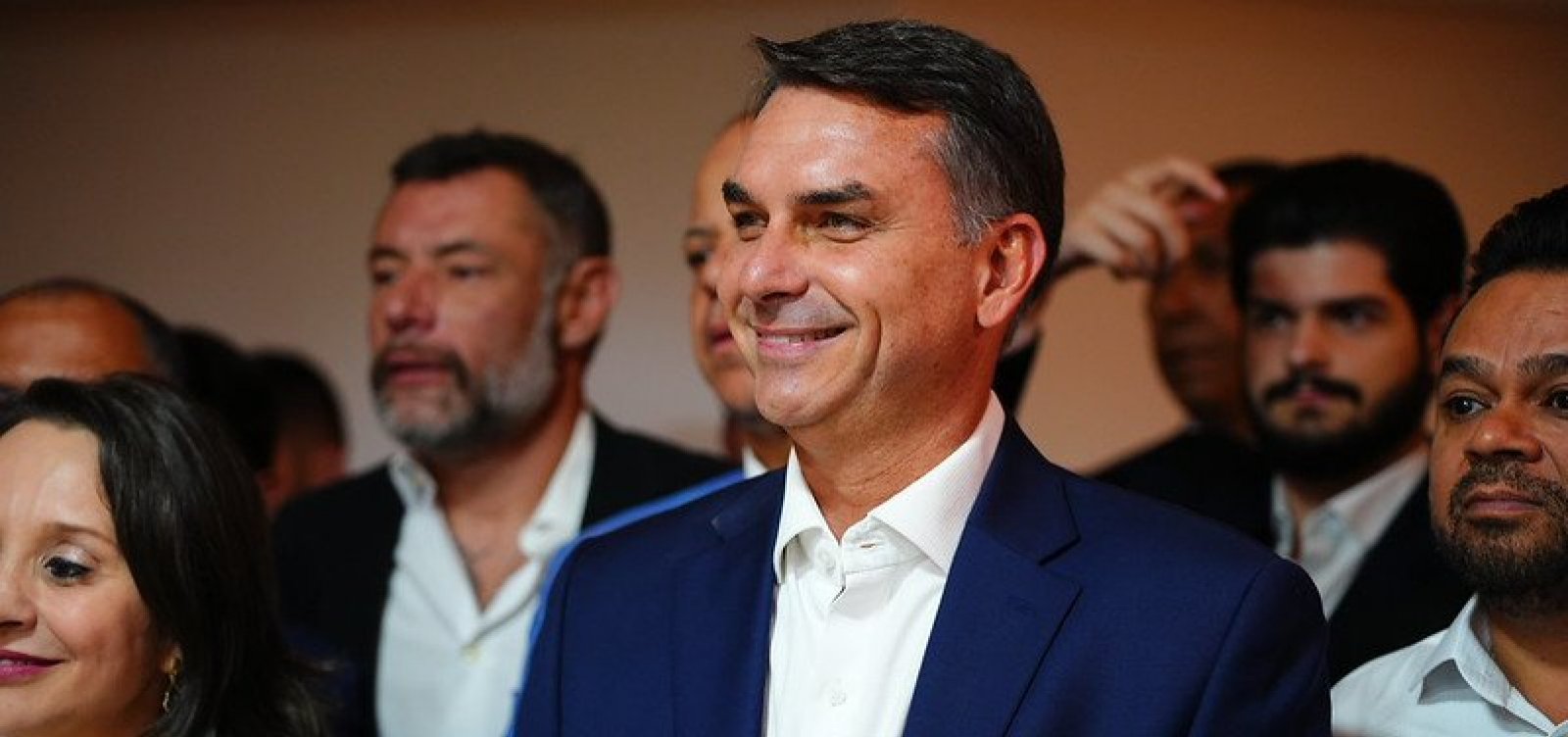 PF faz busca em endereço ligado a Flávio Bolsonaro após senador deixar o Brasil