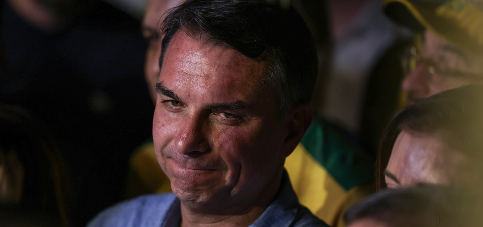 Flávio Bolsonaro fica mais de 30 horas sem contato com advogados durante fuga