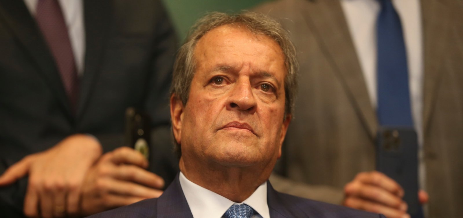 Defesa de Bolsonaro pede autorização para visita de Valdemar após fuga de Flávio do Brasil