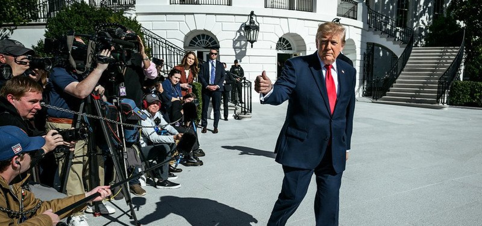Trump diz que não vai se envolver após carta de Flávio Bolsonaro