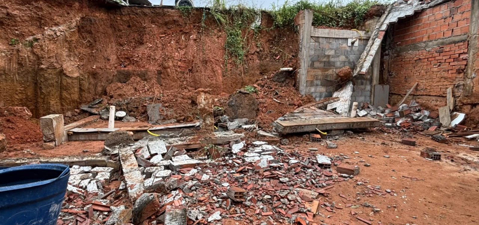 Deslizamento de terra leva à retirada de duas famílias de casas em Pernambués