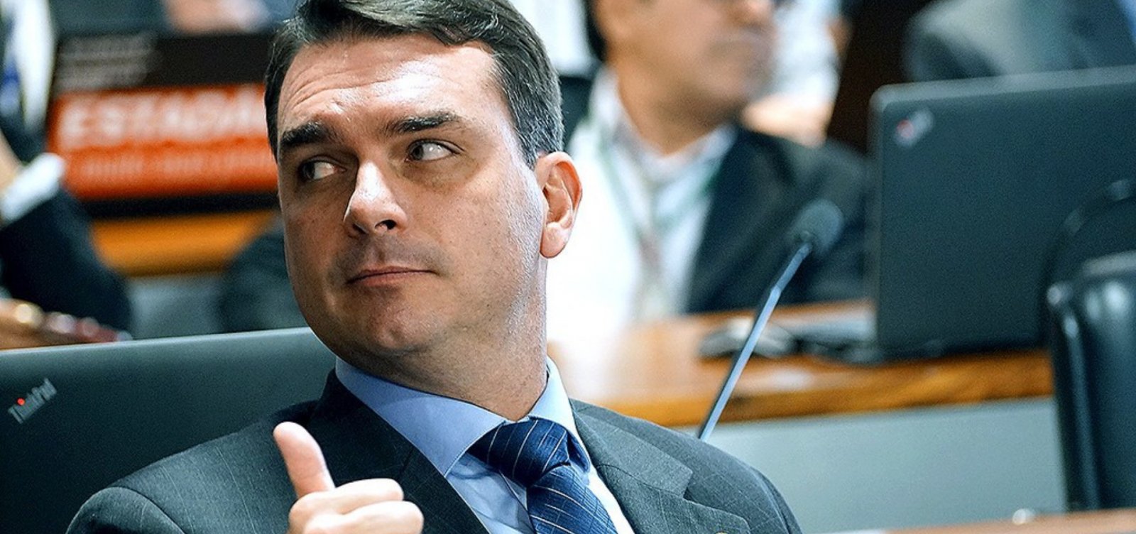 PF avalia pedir bloqueio de bens e contas bancárias de Flávio Bolsonaro