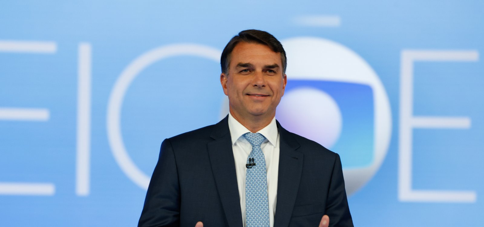 Funcionário da Casa Branca organizou jato usado por Flávio Bolsonaro em fuga, diz NYT