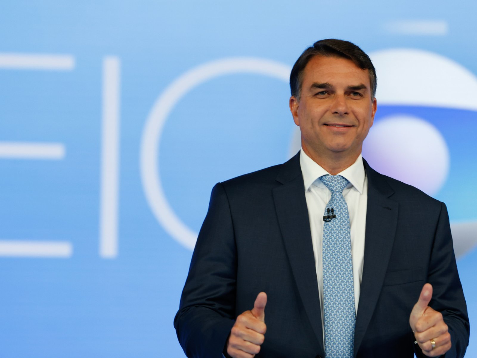 Funcionário da Casa Branca organizou jato usado por Flávio Bolsonaro em fuga, diz NYT