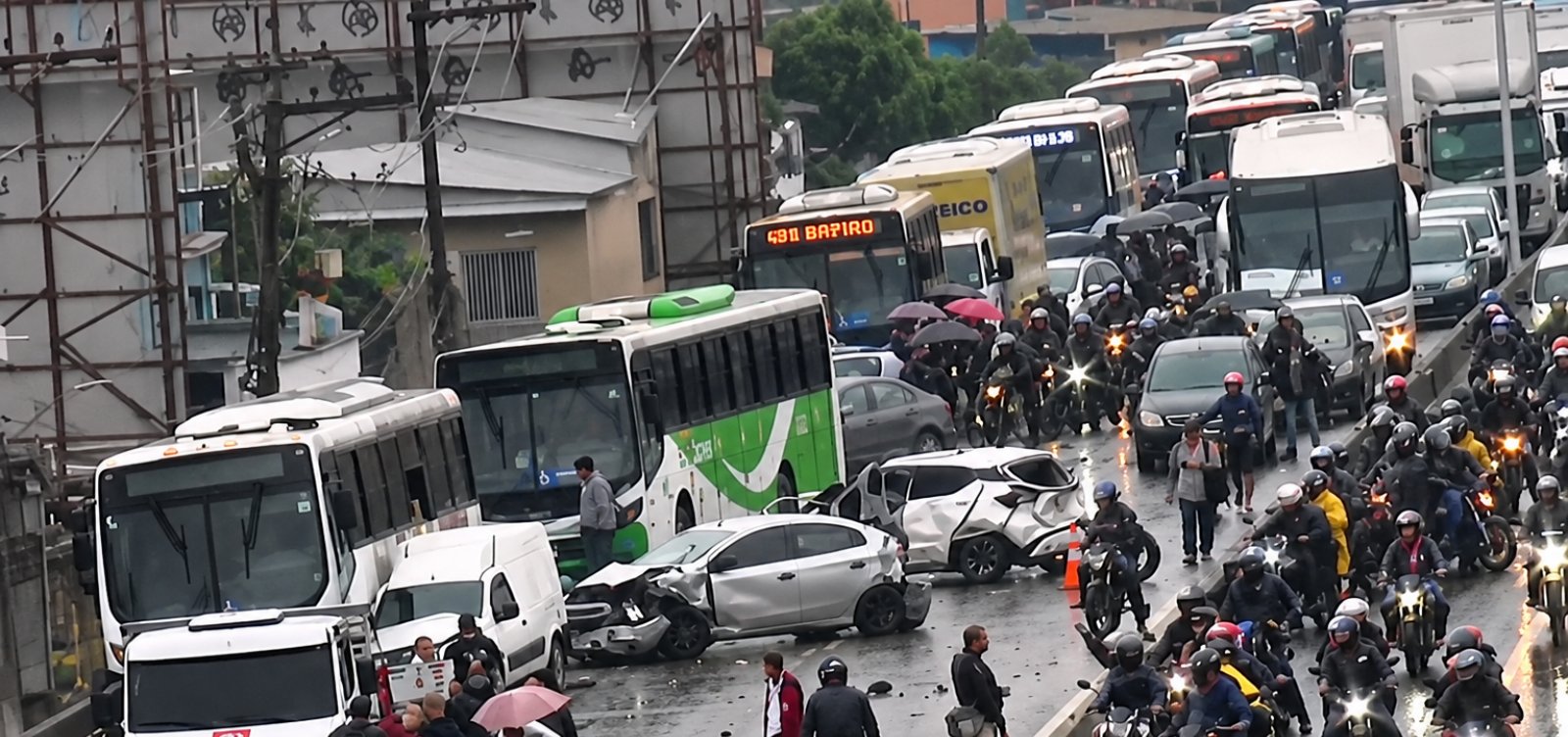 Motorista de ônibus morre ao volante e causa engavetamento com 22 veículos no RJ