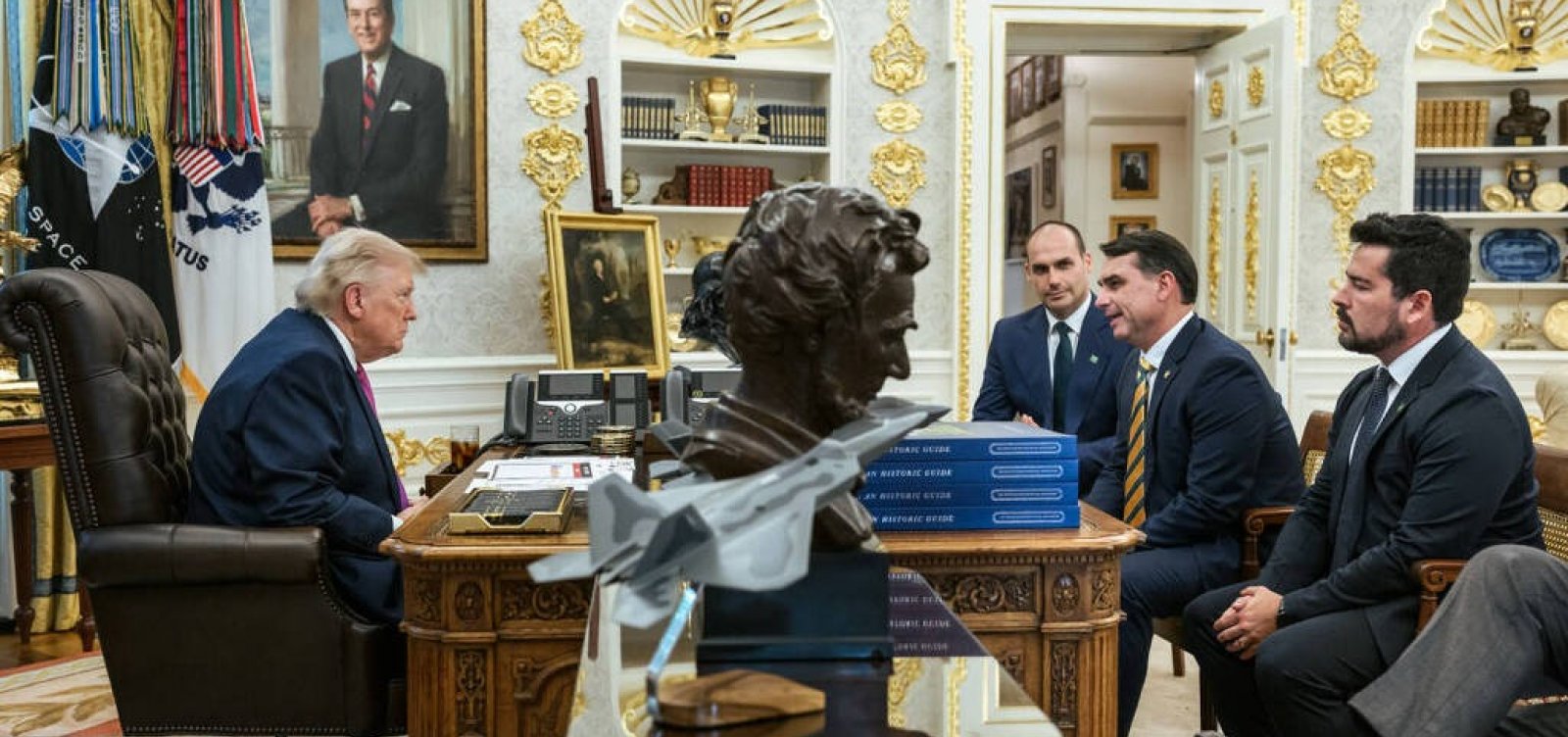 Em carta, Democratas dos EUA questionam papel de Trump na fuga de Flávio Bolsonaro e emissão de visto