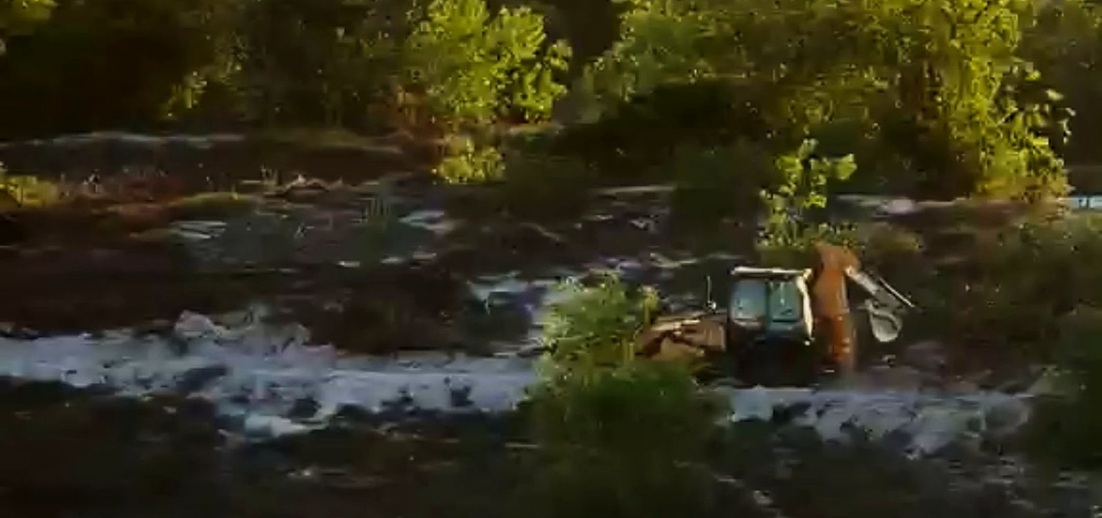 Imagens mostram ação de trator em área protegida de dunas no antigo Centro de Convenções