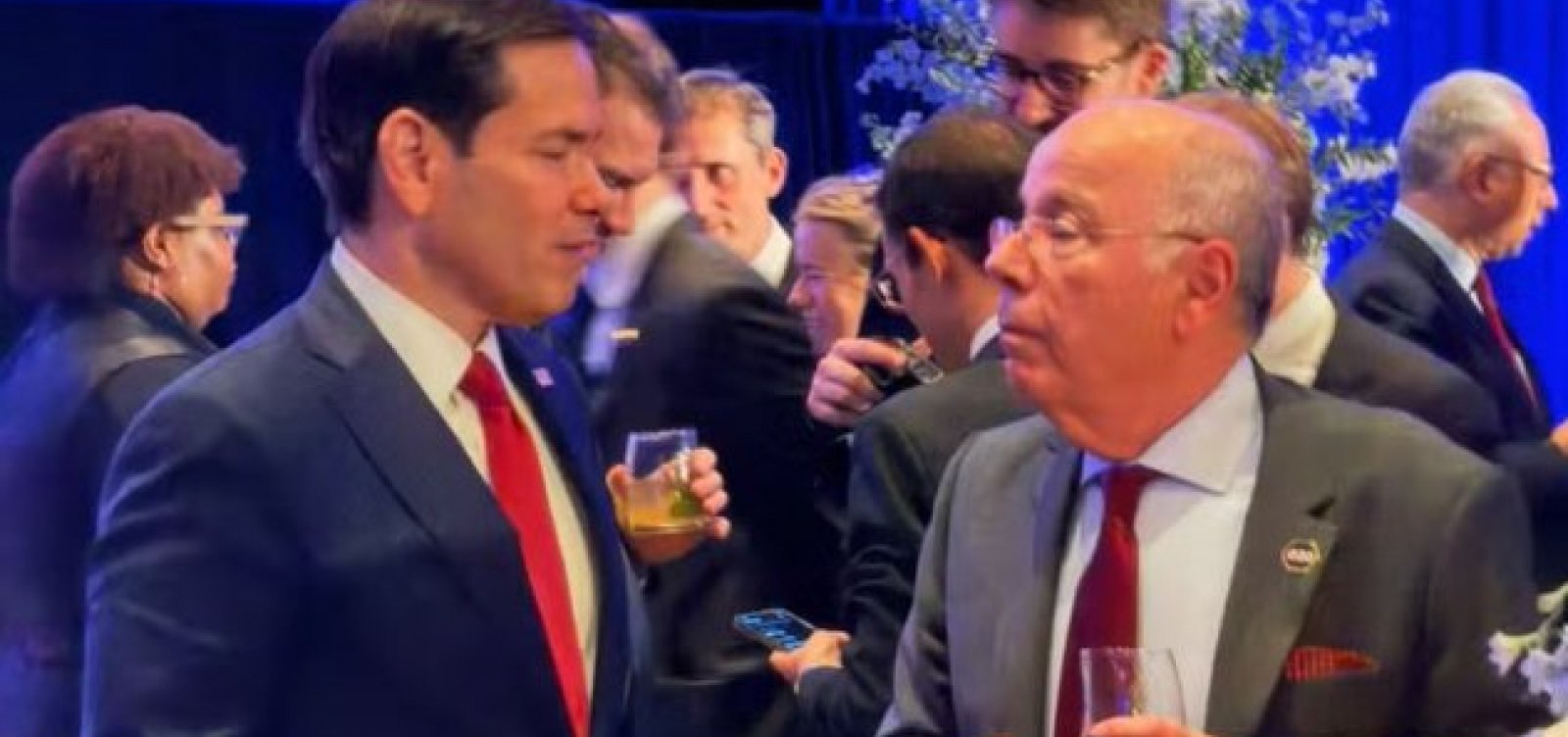 Mauro Vieira e Marco Rubio se encontram pela primeira vez após fuga de Flávio Bolsonaro do Brasil