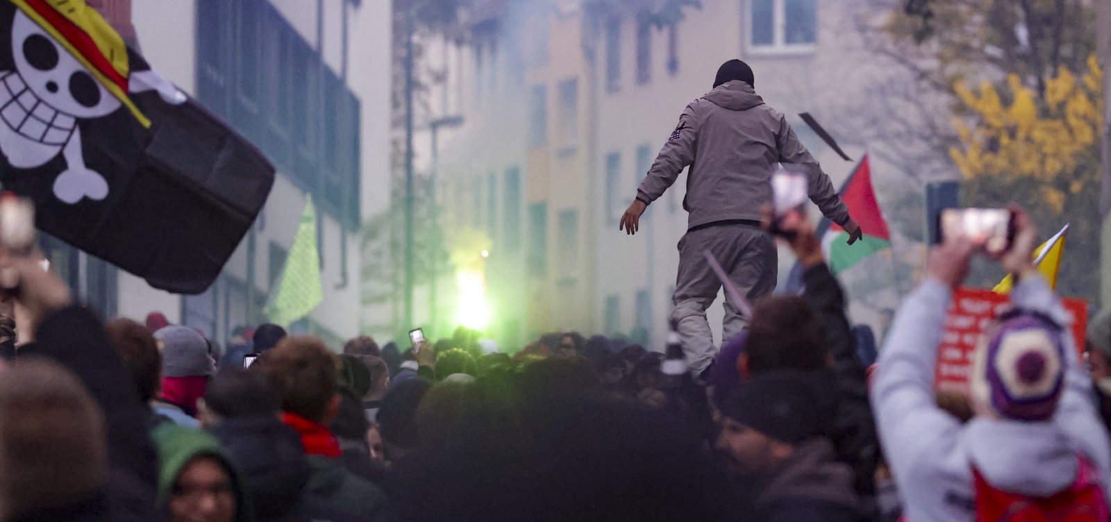 Protestos contra custo de vida se espalham pela Europa e mobilizam jovens na Alemanha
