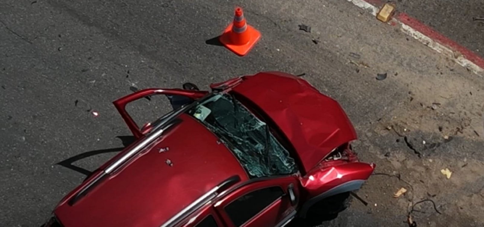 Homem morre após ser arremessado de carro durante capotamento em Salvador