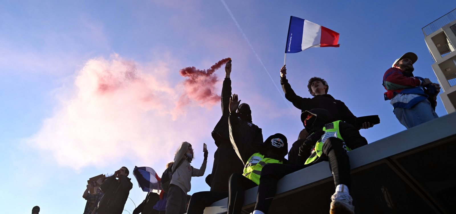 Protestos contra custo de vida reúnem 320 mil pessoas na França e terminam em confrontos