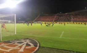 Vitória bate xará de Conquista e assume a liderança do Baianão