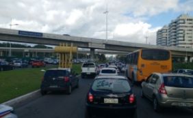 Motoristas enfrentam retenção na Av. Paralela; confira o trânsito nesta sexta