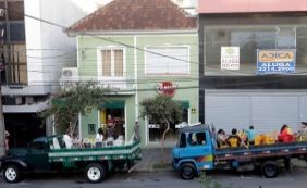 Clientes driblam proibição de prefeitura colocando mesas de bar em caminhões