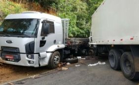 Colisão entre carro e dois caminhões bloqueia parte da BR-101 em Arataca