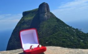 Bailarina do Faustão pede namorada em casamento no topo da Pedra Bonita, no Rio
