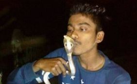 Homem morre ao ser picado por cobra após tentar beijá-la para tirar foto