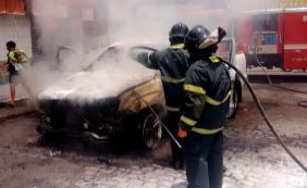 Feira de Santana: carro pega fogo e chamas atingem fachadas de lojas