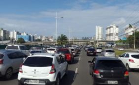 Poste cai sobre a via e complica trânsito na Av. Octávio Mangabeira 