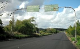 Kombi pega fogo em acidente e mulher morre carbonizada na BR-101 
